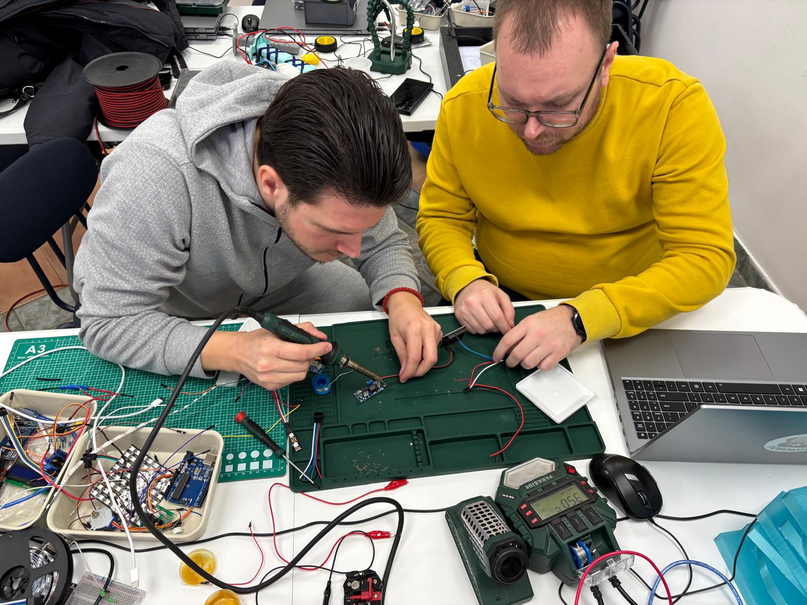 Kurs lemljenja elektronike - Robo Škola